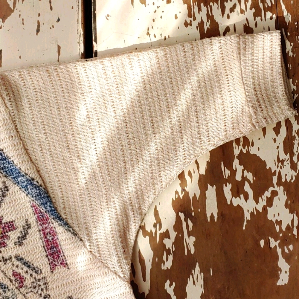 Eyeshadow Worship The Sun Batwing Crochet V-Neck - Picture 9 of 16